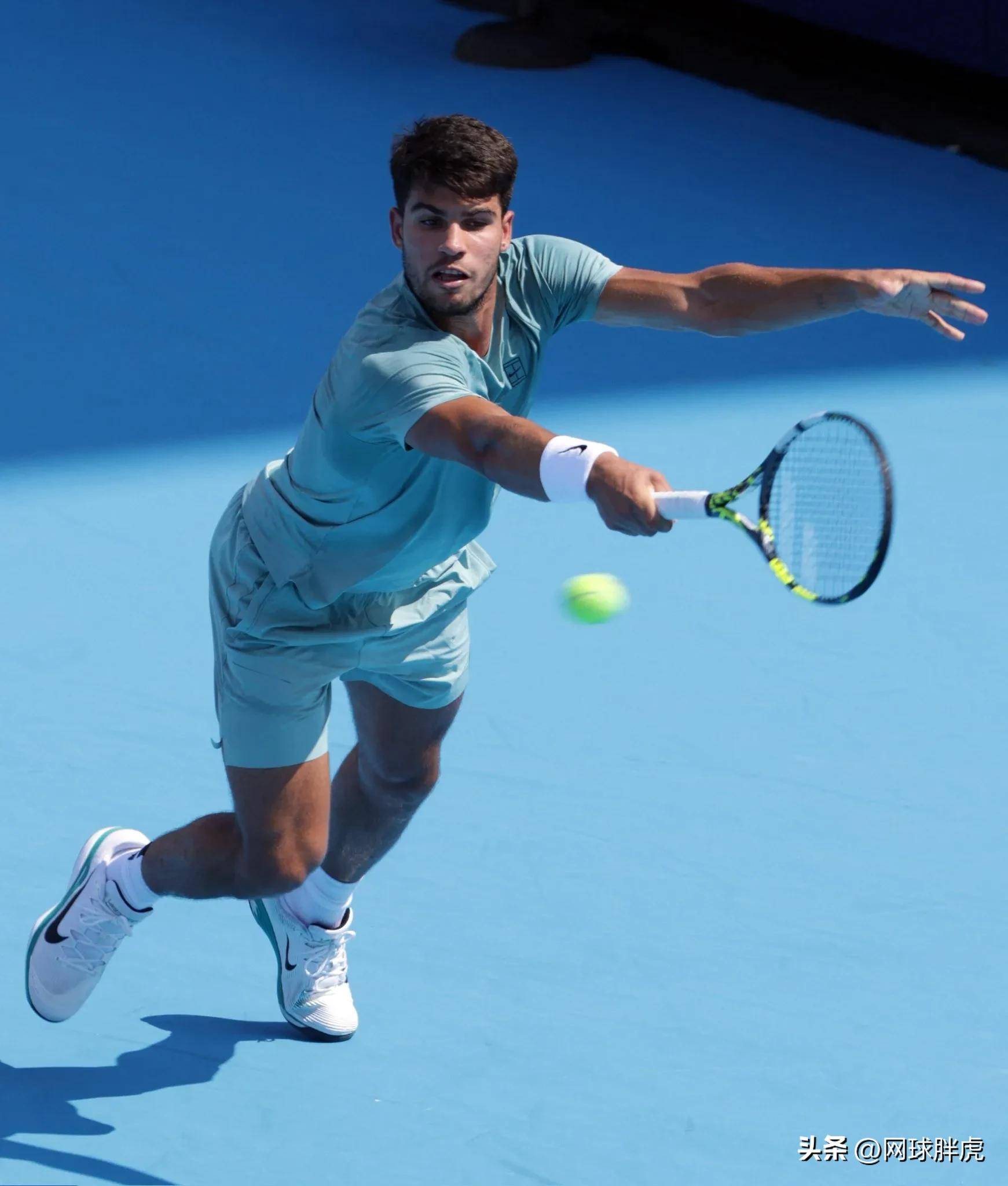 意大利网球队险胜英国网球队，费德勒关键制胜