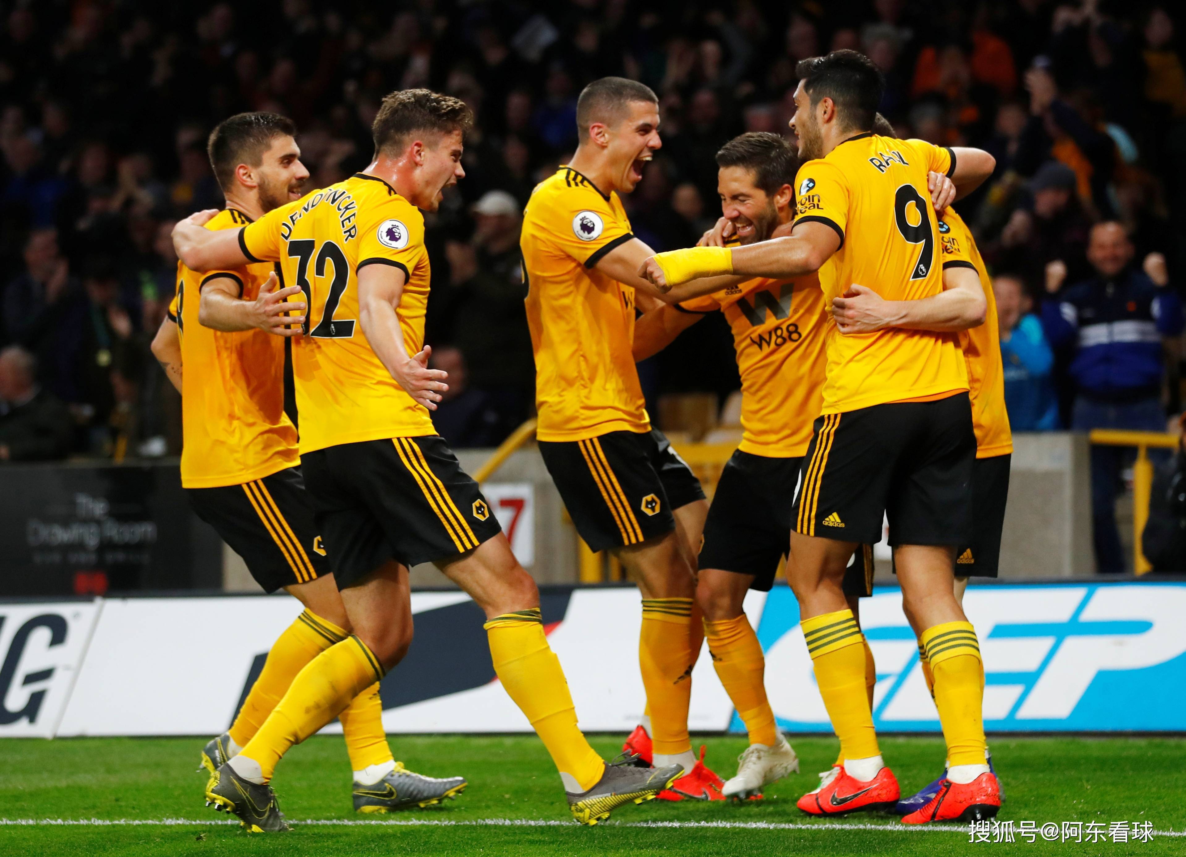 韩国羽毛球队力克英格兰羽毛球队，林丹三分雨点燃全场