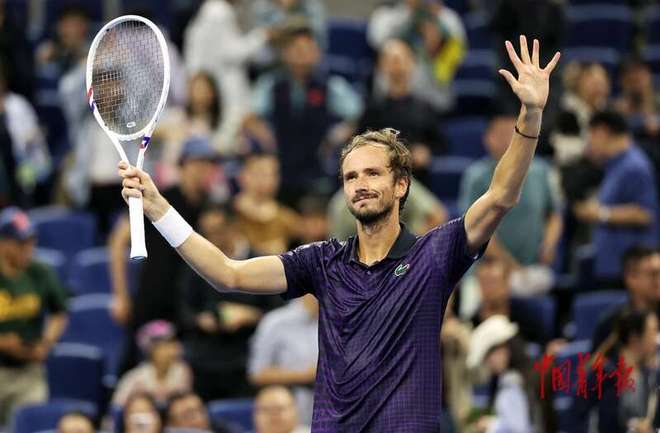 西班牙网球队轻取英国网球队,梅德韦杰夫绝境逆转 西班牙网球队轻取英国网球队,梅德韦杰夫绝境逆转