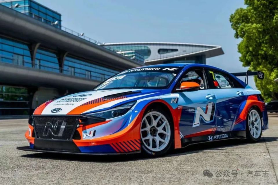 赛车赛后采访曝光，内幕引发热议