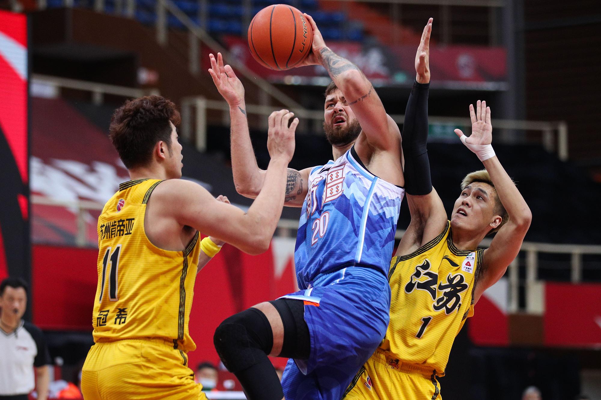 新疆队轻取上海队，利拉德高光表现