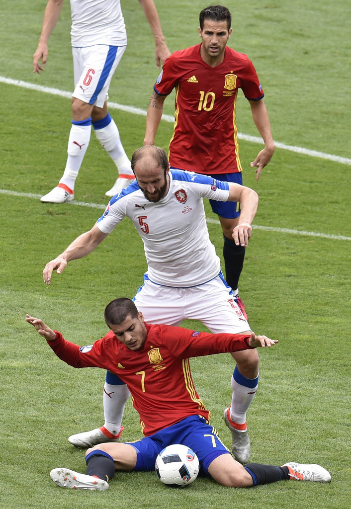 西班牙碾压日本，皮克点燃赛场