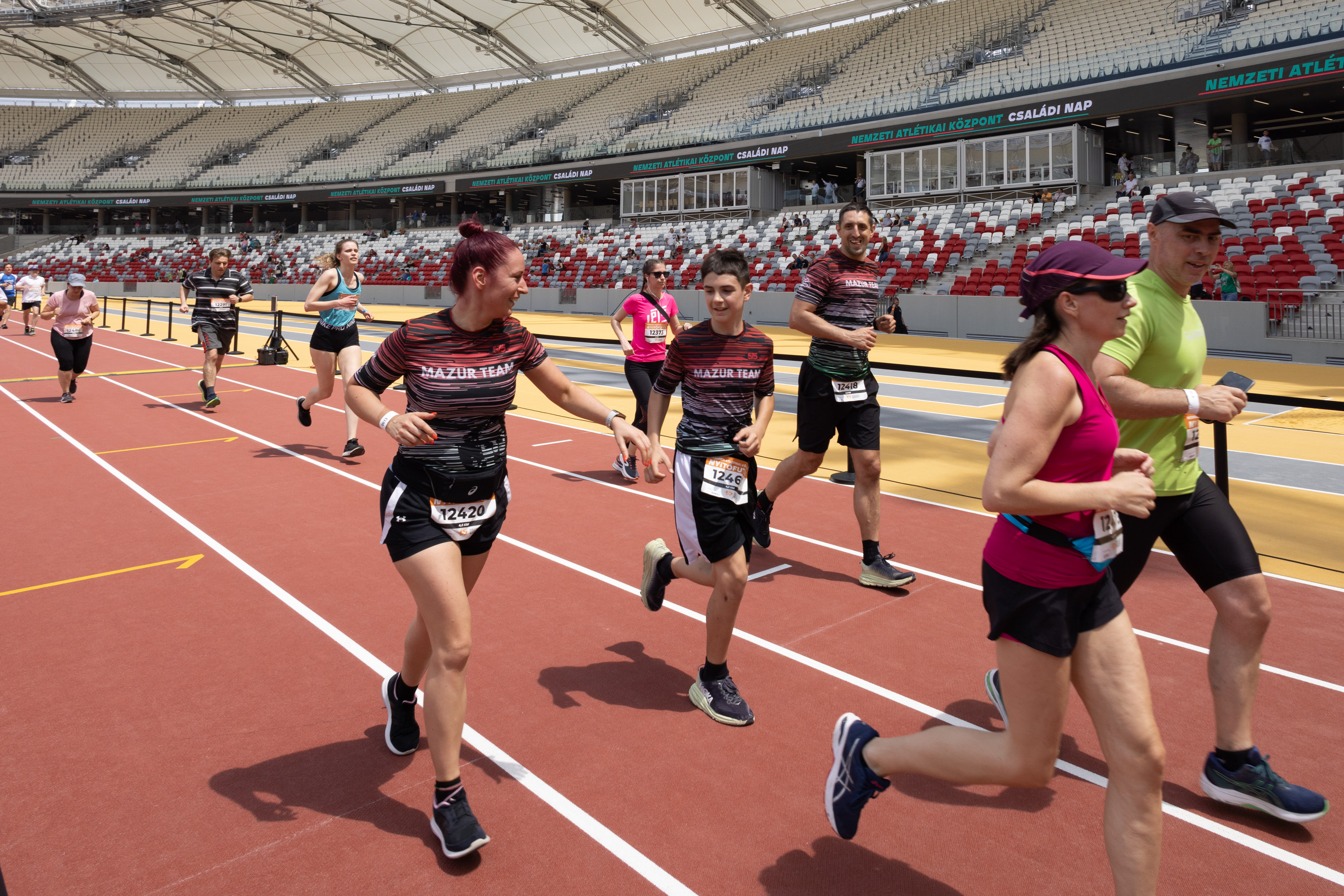 匈牙利运动员在马拉松比赛中积极参与