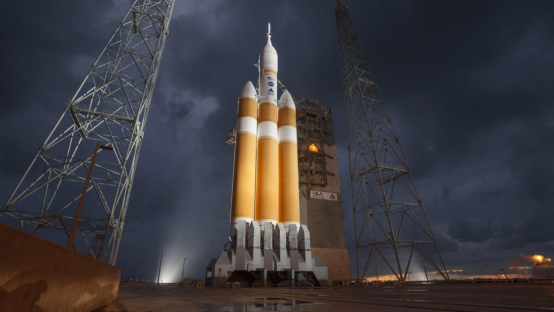 伊萨克，暗夜街道上的橙色火焰